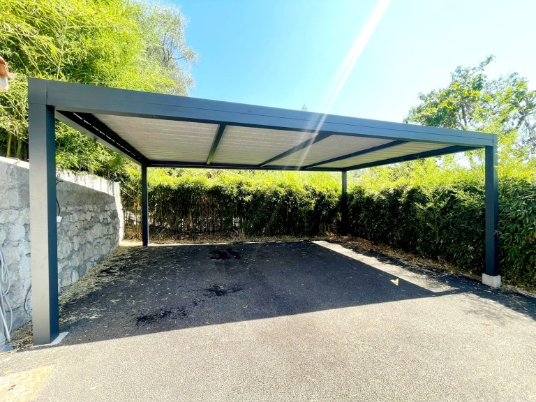 Pourquoi installer un carport sur mesure à Valbonne, Opio et Roquefort-les-Pins : avantages et design