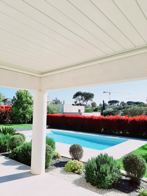 La Pergola Bioclimatique à Valbonne : L’alliance parfaite entre confort, design et respect de l'environnement