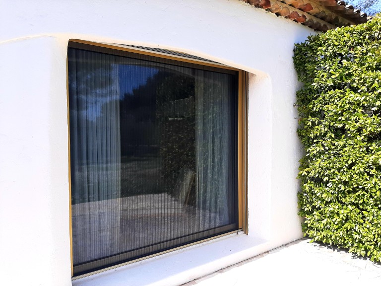 L'importance des moustiquaires pour votre confort à Cannes, Valbonne et Roquefort-les-Pins
