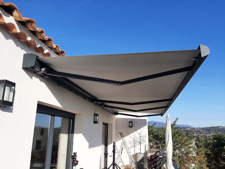 Installer des fenêtres et stores extérieurs à Cannes, Mandelieu et Fayence pour une maison écoresponsable