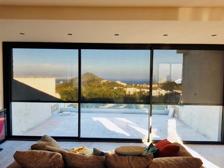 Les Stores Intérieurs Enroulables à Cannes, Antibes et Mandelieu :  Esthétique et Praticité pour votre Intérieur