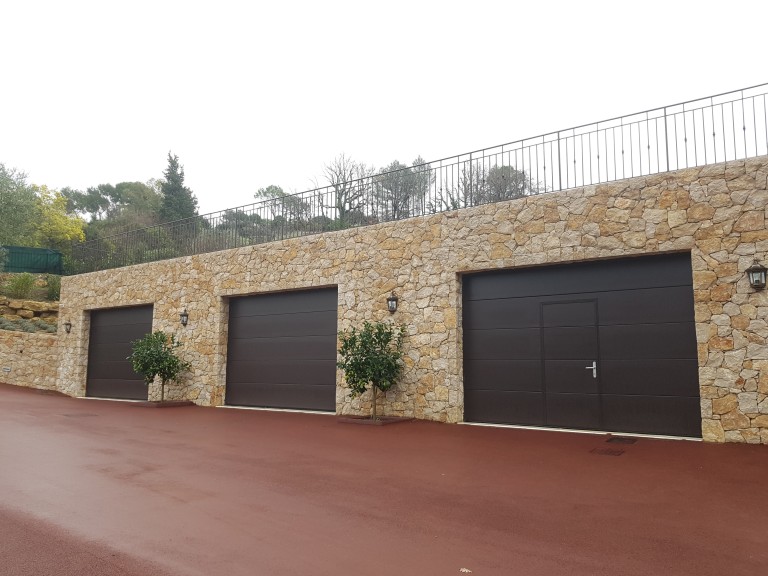 Porte de garage sur mesure à Mandelieu, Grasse et Tourrettes-sur-Loup : sécurité, isolation et sérénité pour votre maison