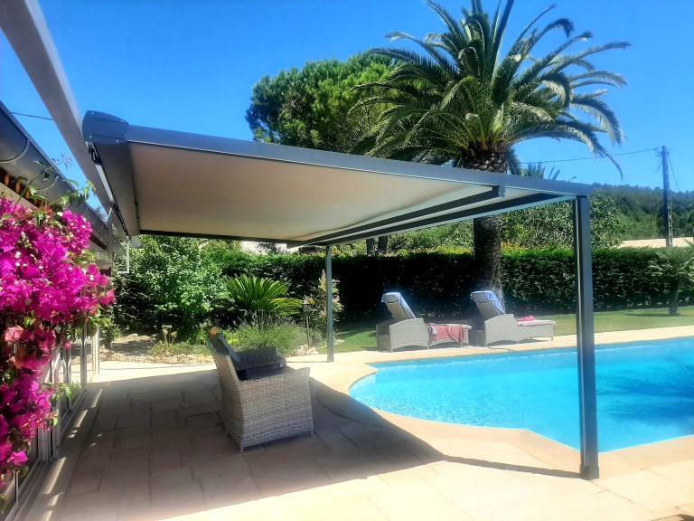 La pergola rétractable : de la lumière à l’ombre
