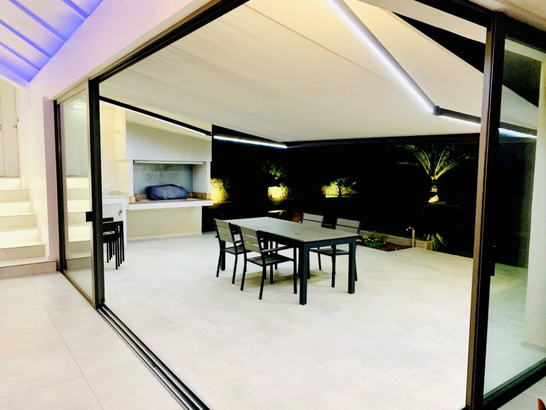 Soleil maîtrisé, confort retrouvé : stores extérieurs, solutions intérieures et moustiquaires dans les Alpes-Maritimes